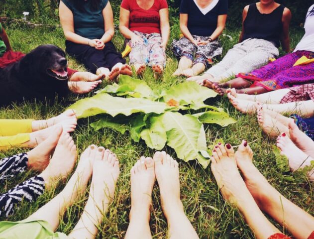 Pieds joints pour former un cercle dans l'herbe
