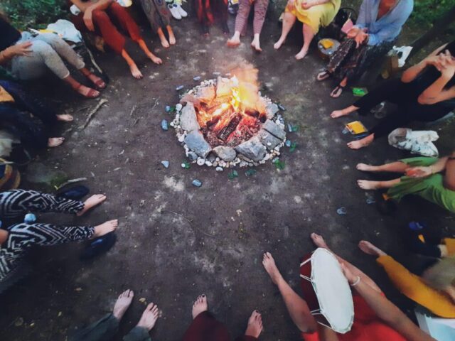 femmes assises autour d'un feu