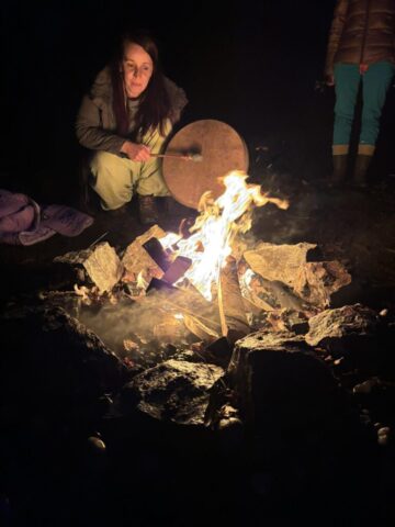 femme devant feu avec un tambour