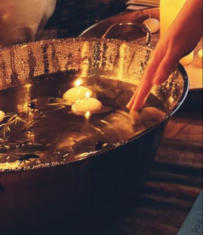 Main qui effleure l'eau